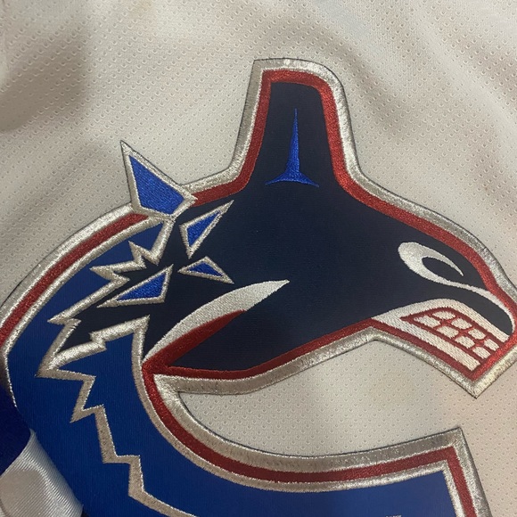 Vintage CCM Vancouver Canucks Men’s Jersey Youth L/XL - Picture 2 of 6